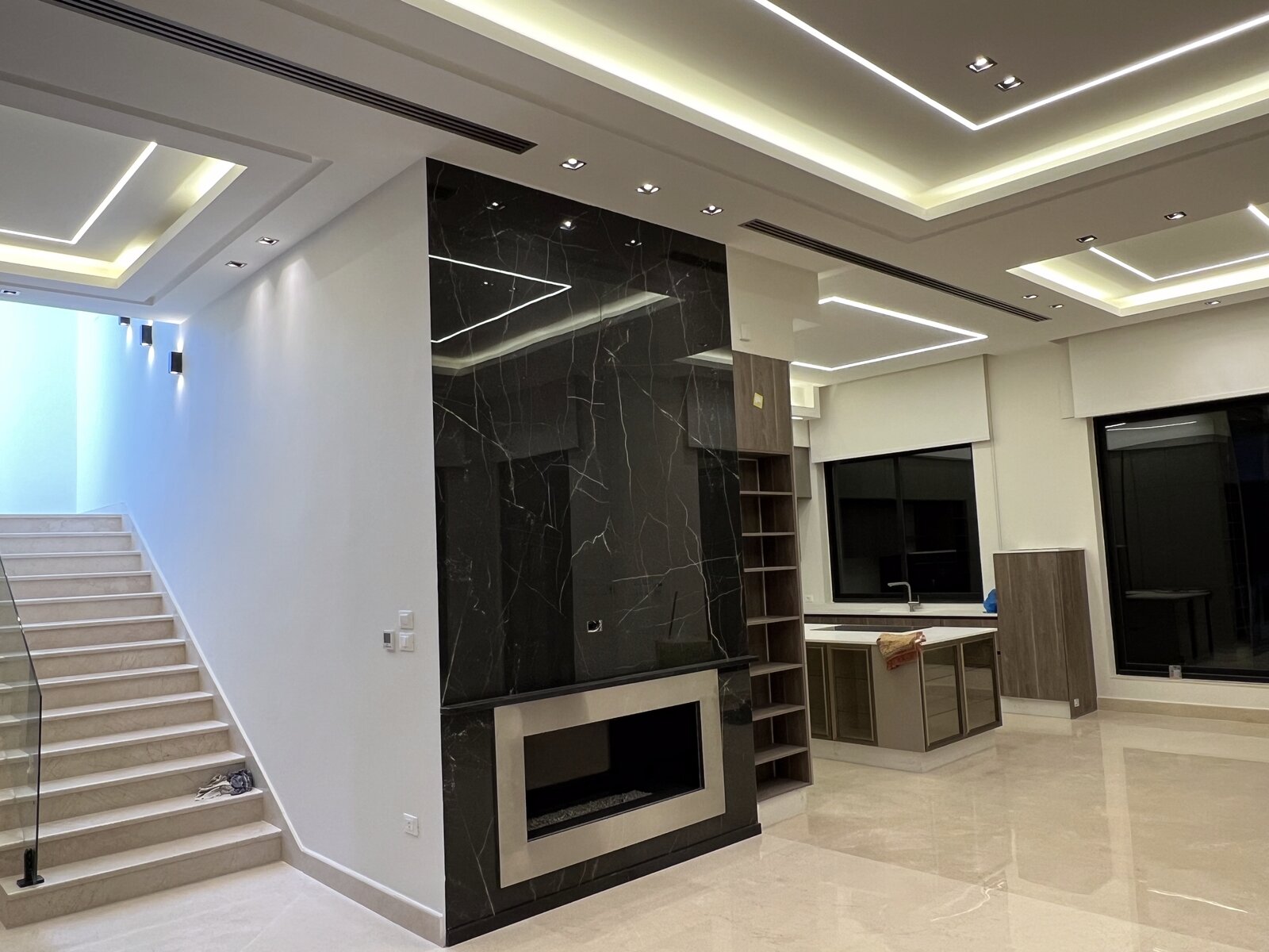Central AC ceiling diffuser in a finished villa living room