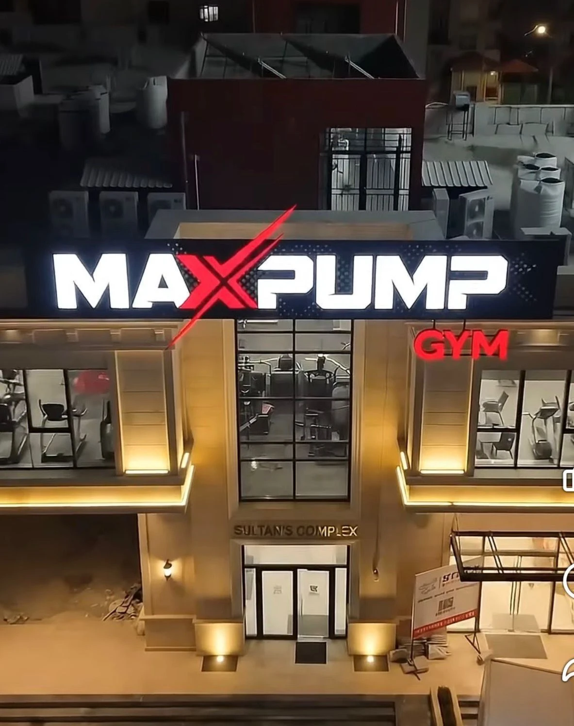 مبنى نادي MAXPUMP بالليل، والوحدات الخارجية على السطح.